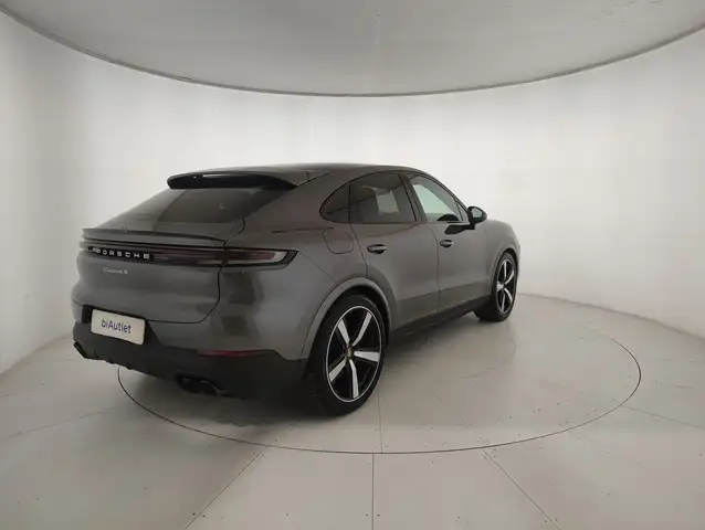 Porsche Cayenne view 4