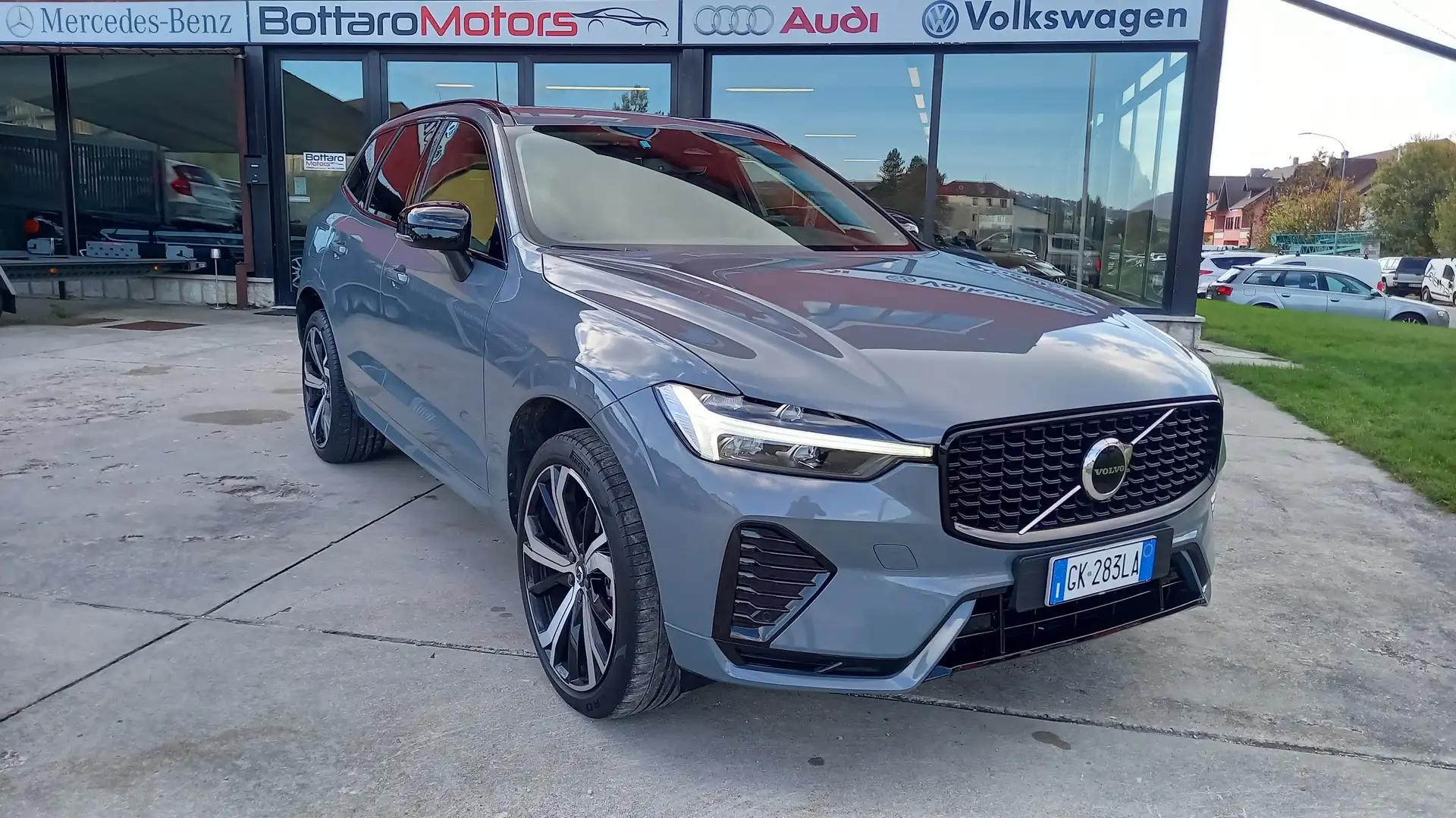 Volvo XC60 XC60 2.0 b4 Plus Dark awd auto Grigio - 1