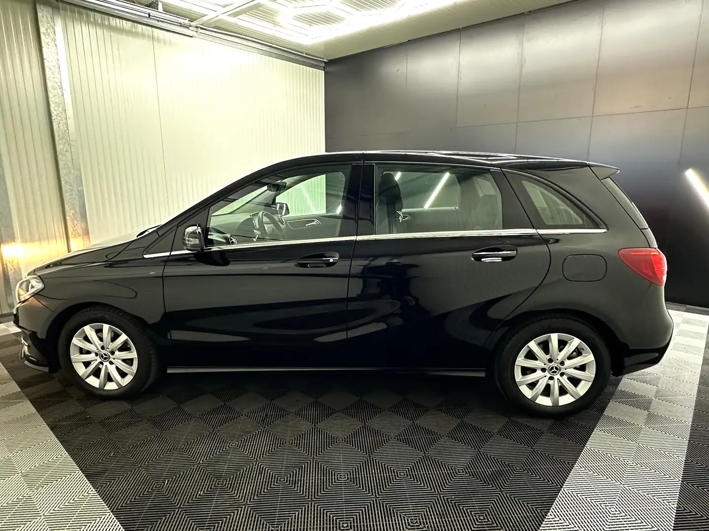 Mercedes-Benz B 180 8-fach bereift Schwarz - 2