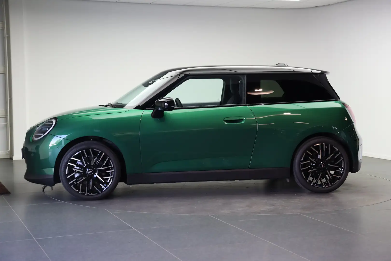 MINI Cooper E Hatchback / Favoured Trim / Pakket L / 18 inch Nig Groen - 2