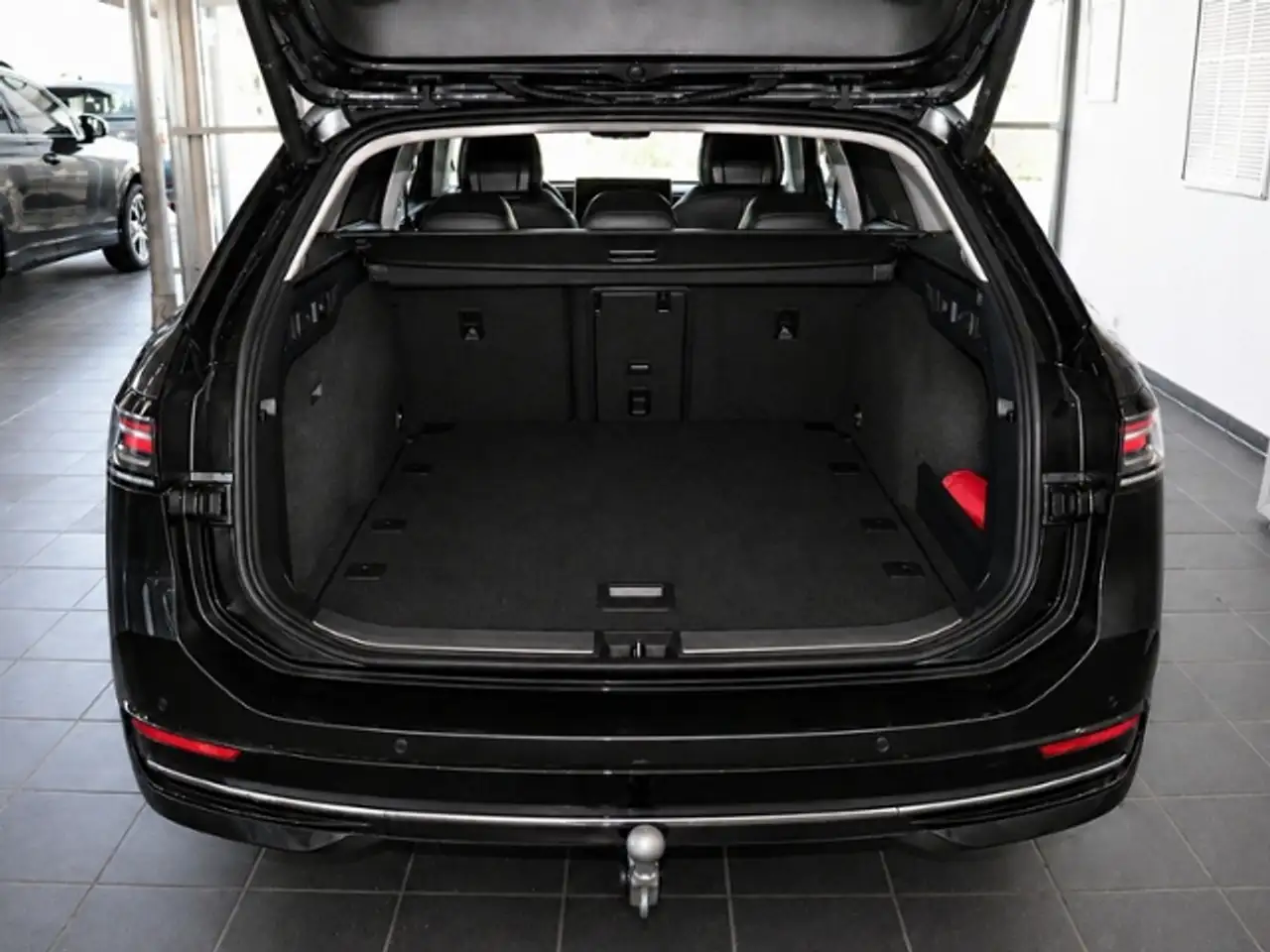 Volkswagen Passat Variant Elegance 1.5 eTSI AHKNAVIACCLEDKAMERA KLIMA LED A 11