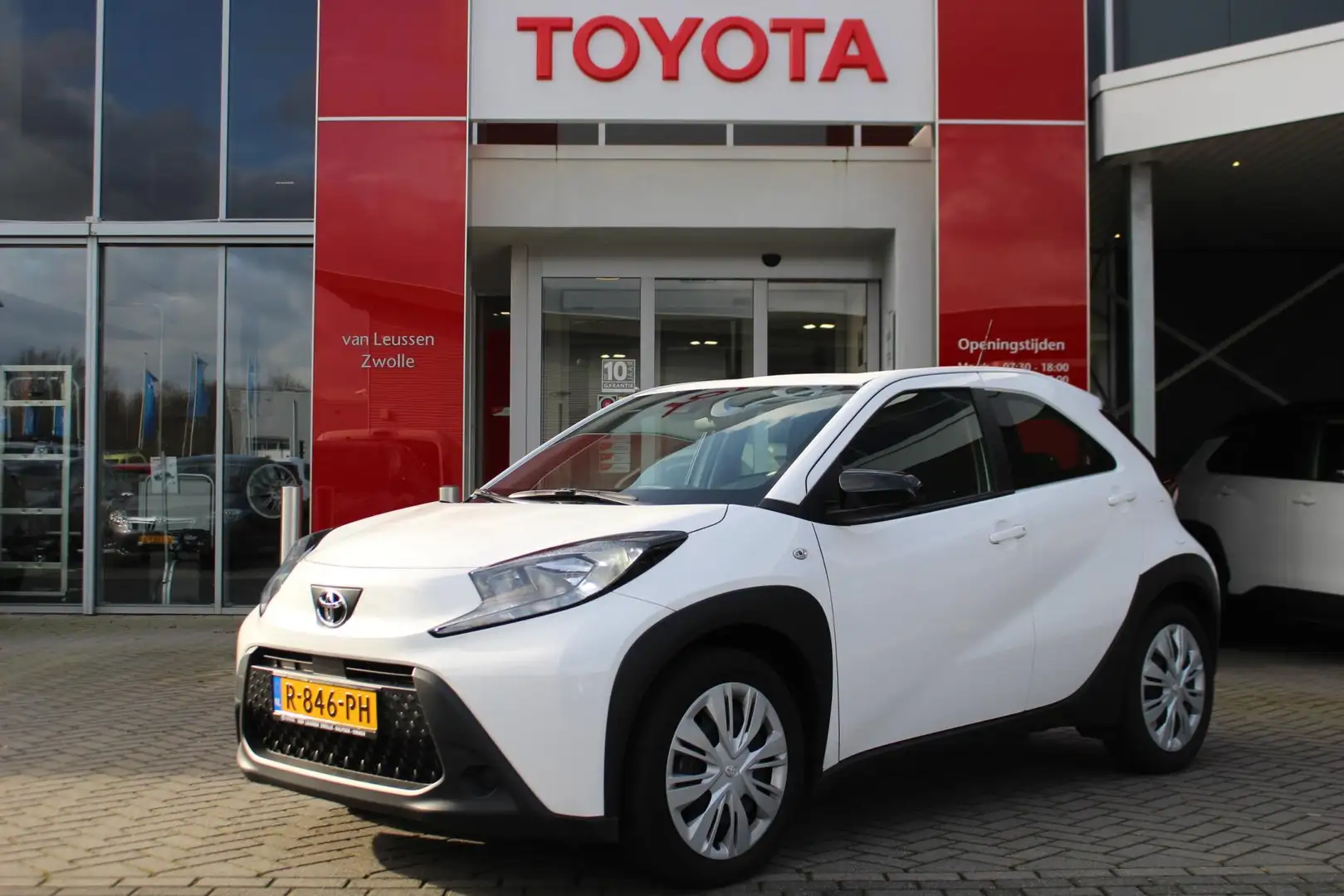 Toyota Aygo X 1.0 VVT-i S-CVT PLAY AUTOMAAT APPLE/ANDROID AD-CRU Wit - 1