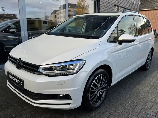 Volkswagen Touran Business PANO AHK STHZ DYNAUDIO EASYOPEN