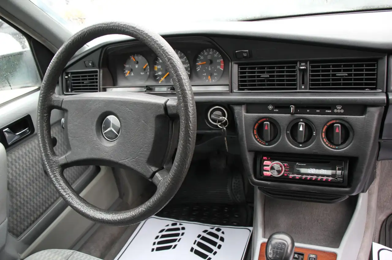 Mercedes-Benz 190 E 2,0 Schiebedach/Alu/Allwetterreifen/ZV, foto 10