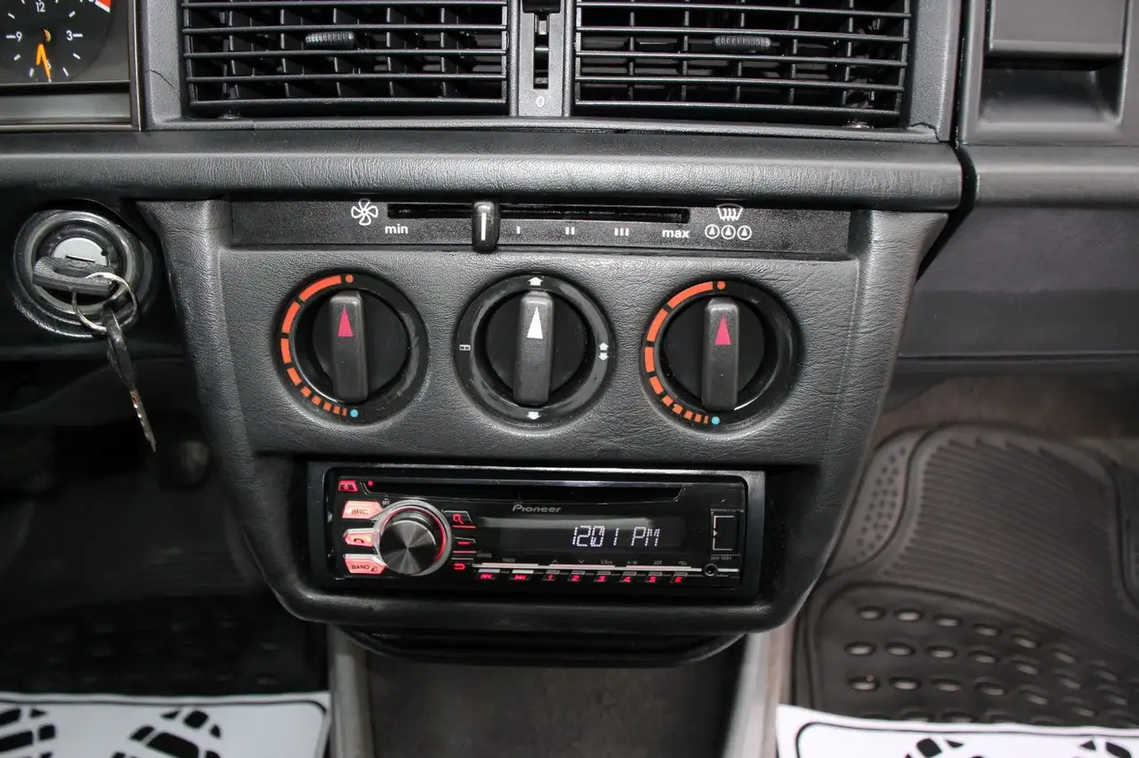 Mercedes-Benz 190 E 2,0 Schiebedach/Alu/Allwetterreifen/ZV, foto 8