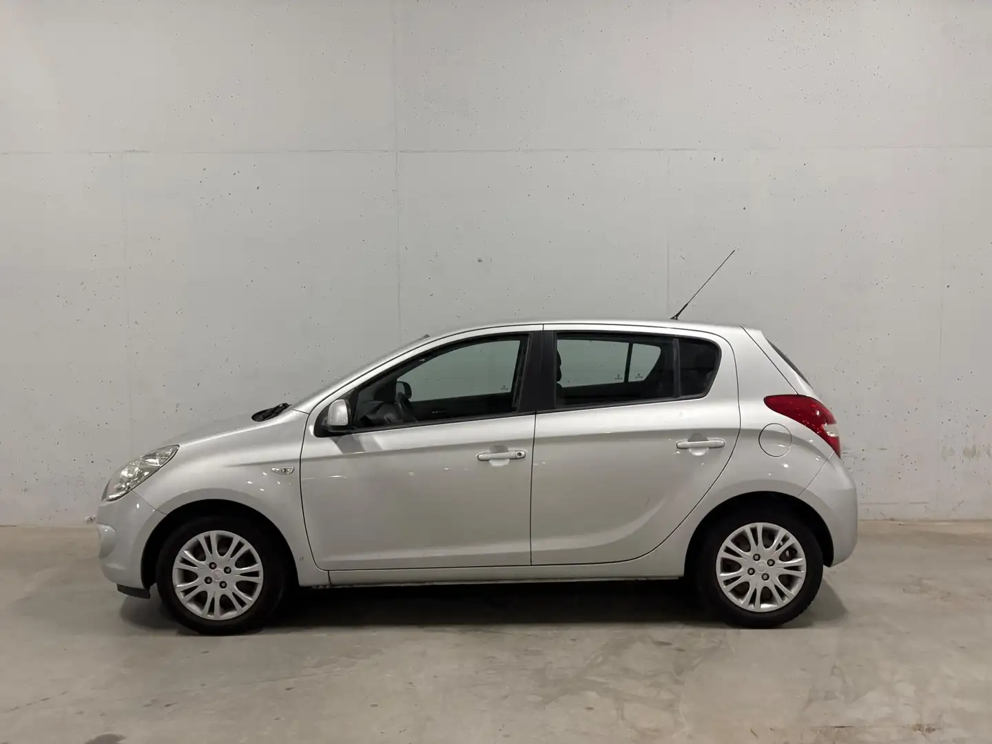 Hyundai i20 1.2i DynamicVersion 5drs. Airco APK NAP Grijs - 2