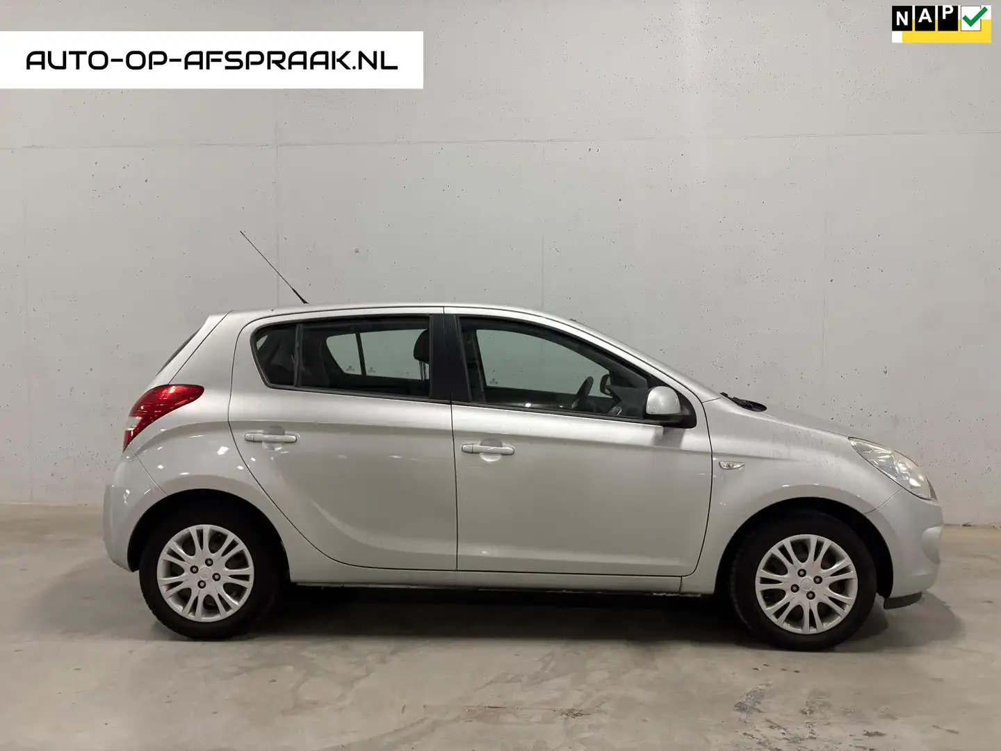 Hyundai i20 1.2i DynamicVersion 5drs. Airco APK NAP Grijs - 1