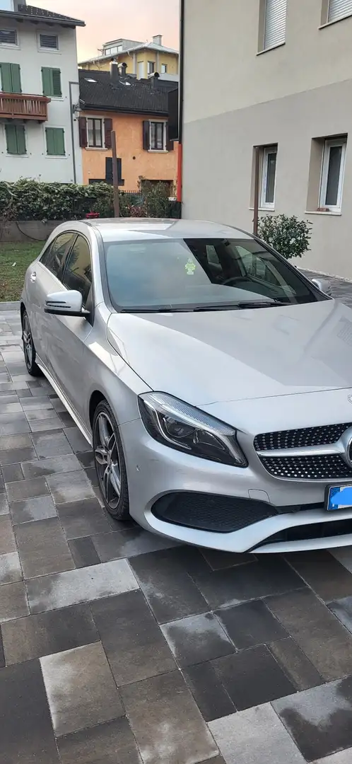 Mercedes-Benz 180 Premium Gris - 2