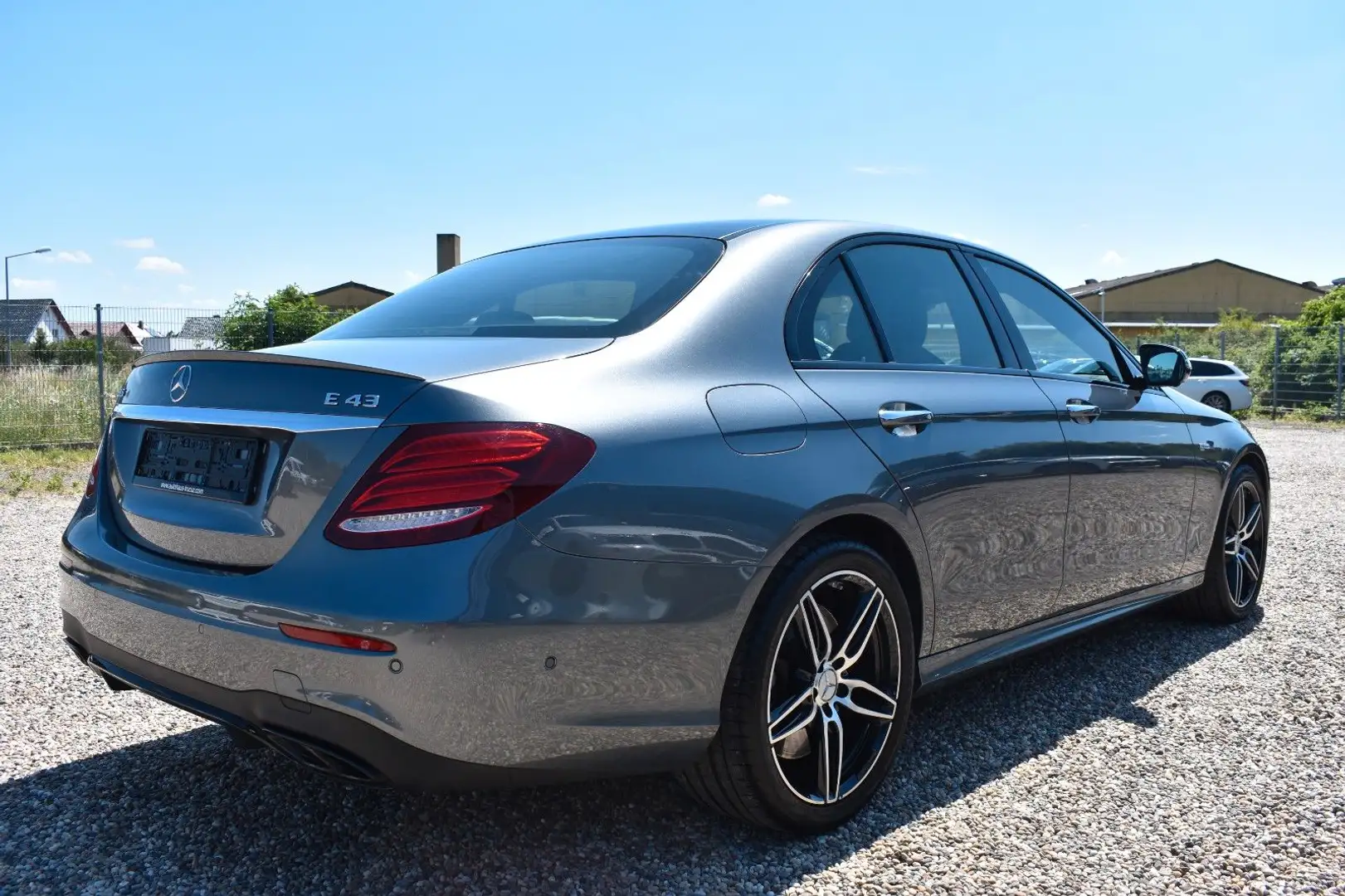 Mercedes-Benz E 43 AMG Lim. 4Matic Nightpaket Keyless Panorama Grau - 2