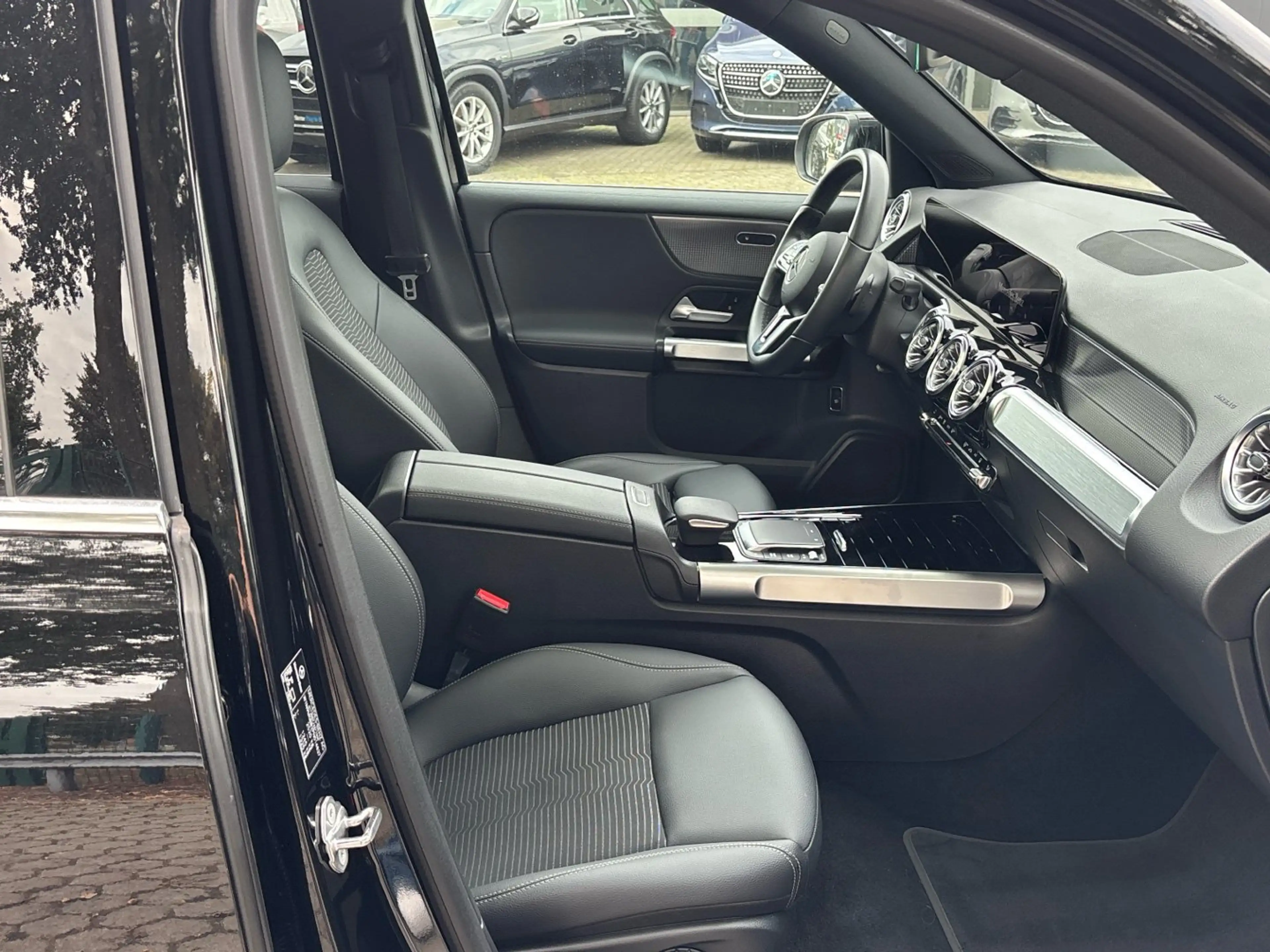 Mercedes-Benz EQB 250 Progressive Panorama Kamera CarPlay LED — photo 14