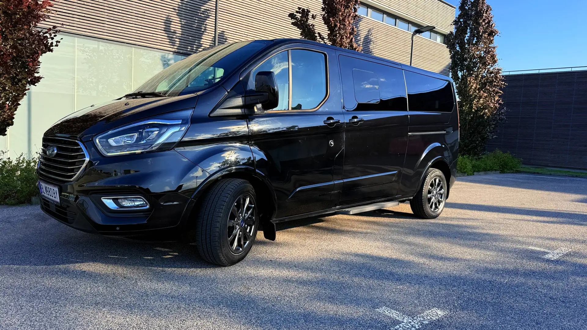 Ford Tourneo Custom Tourneo Custom 2,0 Diesel, 320 L2, Aut., Radar, Rückfahrkamera, Spurhalteassist., Winterpaket Schwarz - 2