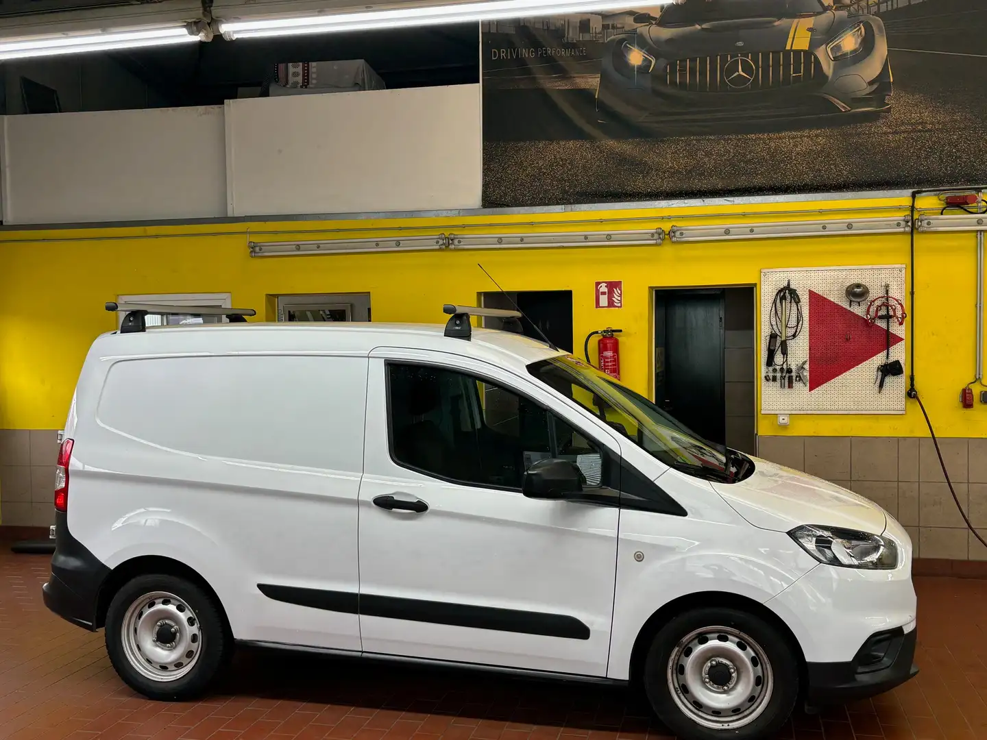 Ford Transit Courier 1,0 eco boost/ AHK / Sinus Wechselrichter / ZV Weiß - 1