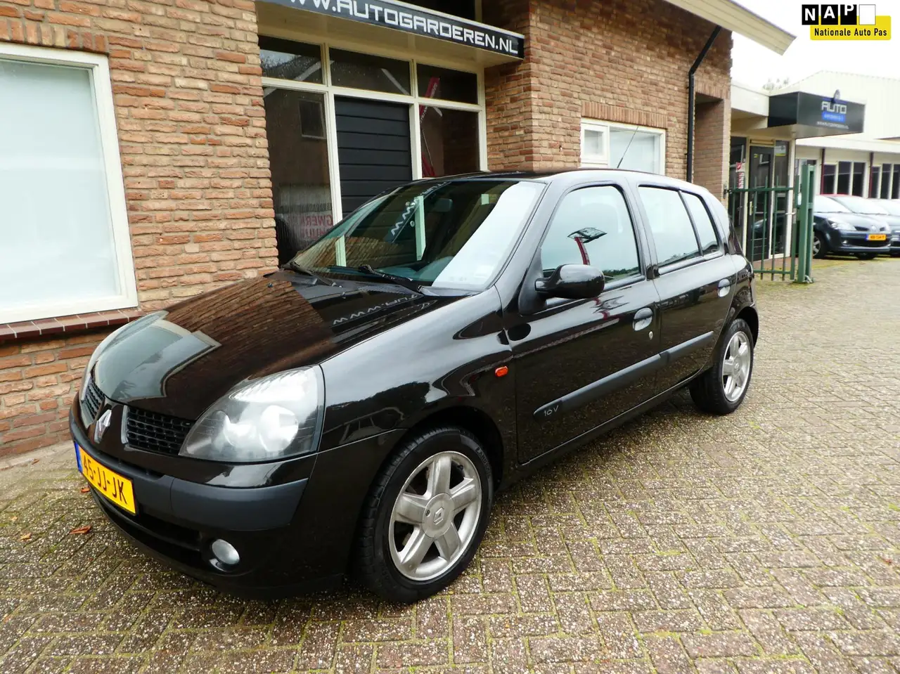 Renault Clio occasion | Hatchback | Zwart | in GARDEREN voor € 1.950,-