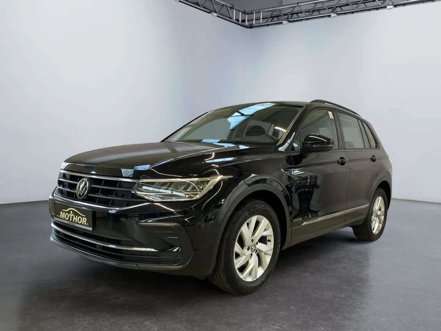 Volkswagen Tiguan Life 2.0 TDI 4Motion DSG  Navigation Schwarz - 2