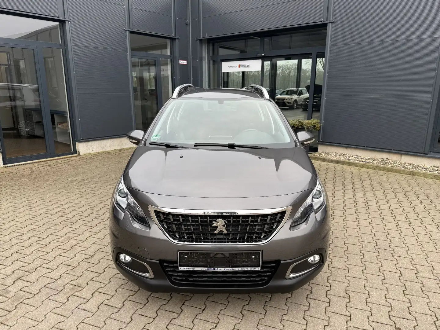 Peugeot 2008 1.2 Active Automatik EAT6 Gris - 2