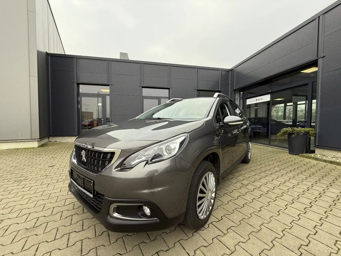Peugeot 2008 1.2 Active Automatik EAT6 Gris - 1