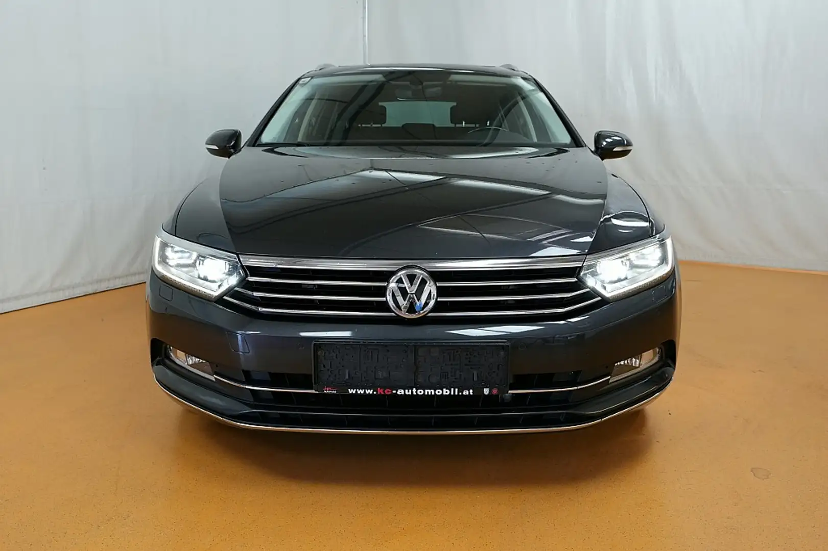 Volkswagen Passat Variant Highline 2,0 TDI SCR DSG Grau - 2