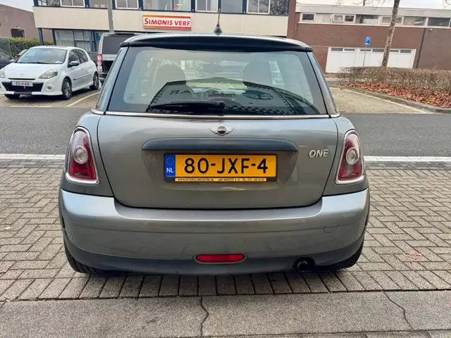 Mini Hatch view 6
