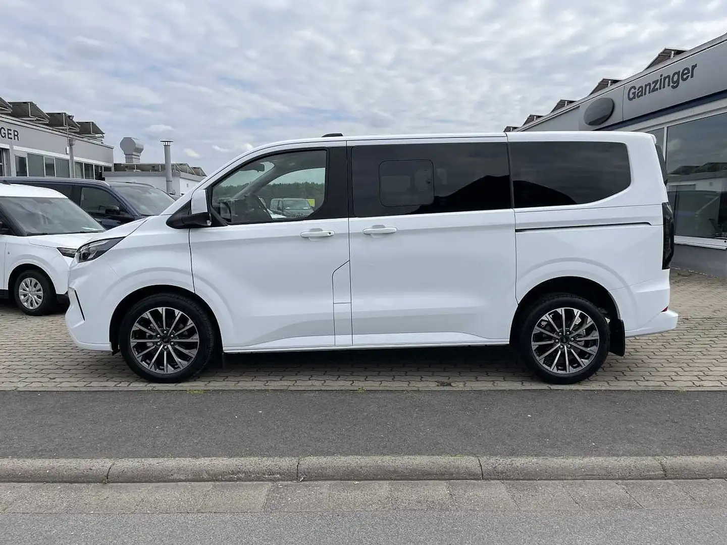 Ford Tourneo Custom Titanium L1, NP 68.560 + 4 JAHRE GARANTIE, STHZ+PA Weiß - 2