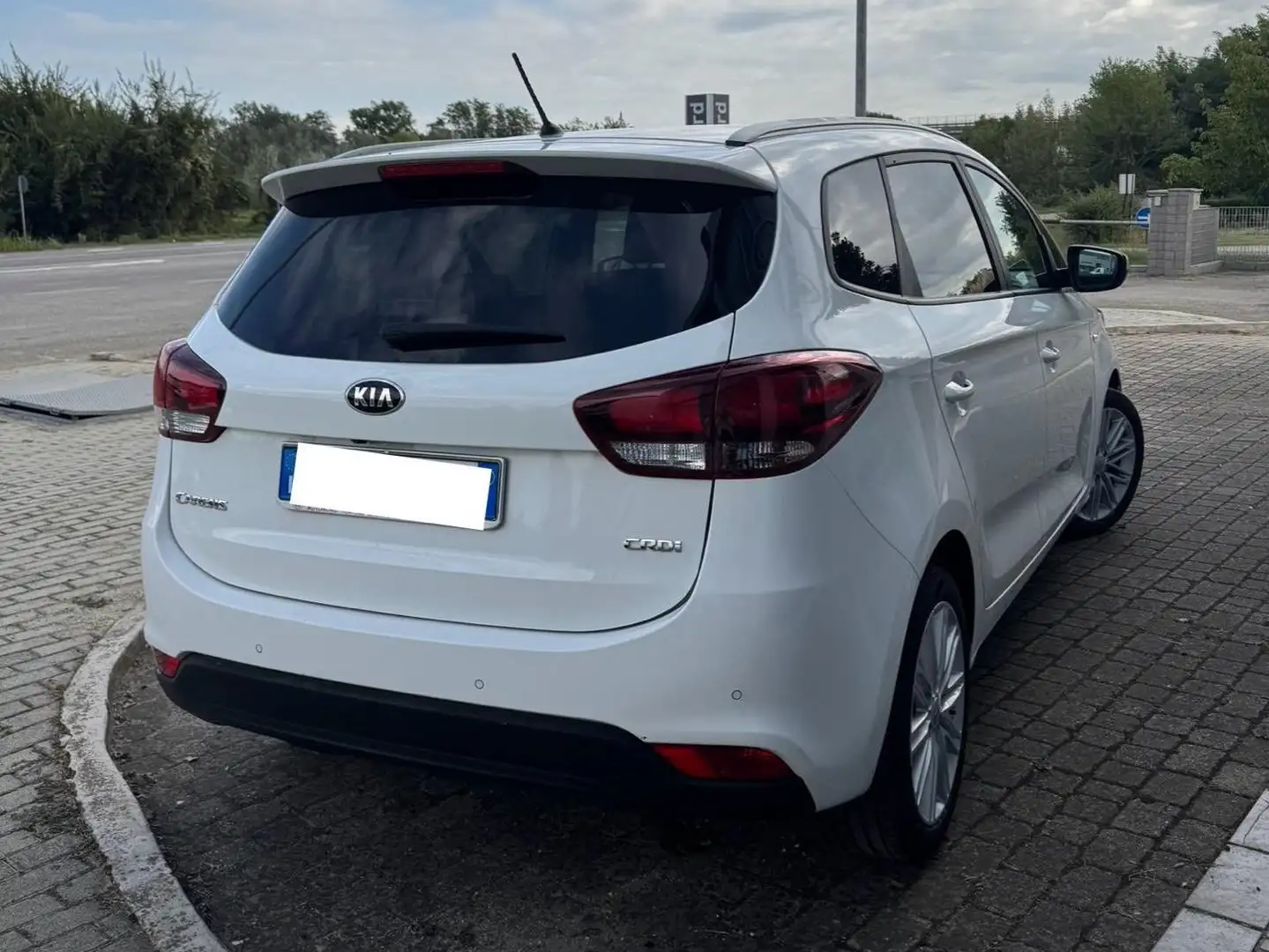 Kia Carens 1.7 crdi Class Techno Pack 115cv 7 posti Weiß - 2