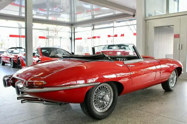 Jaguar E-Type view 3