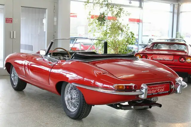 Jaguar E-Type view 4