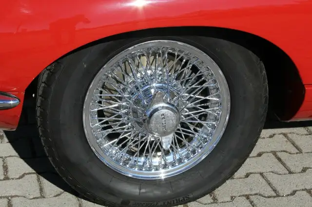 Jaguar E-Type view 9