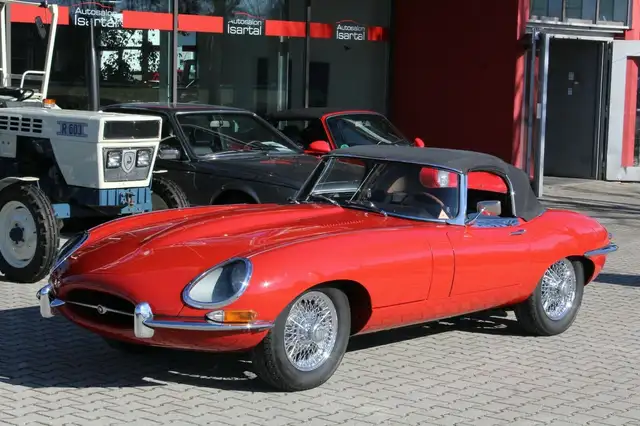 Jaguar E-Type view 6