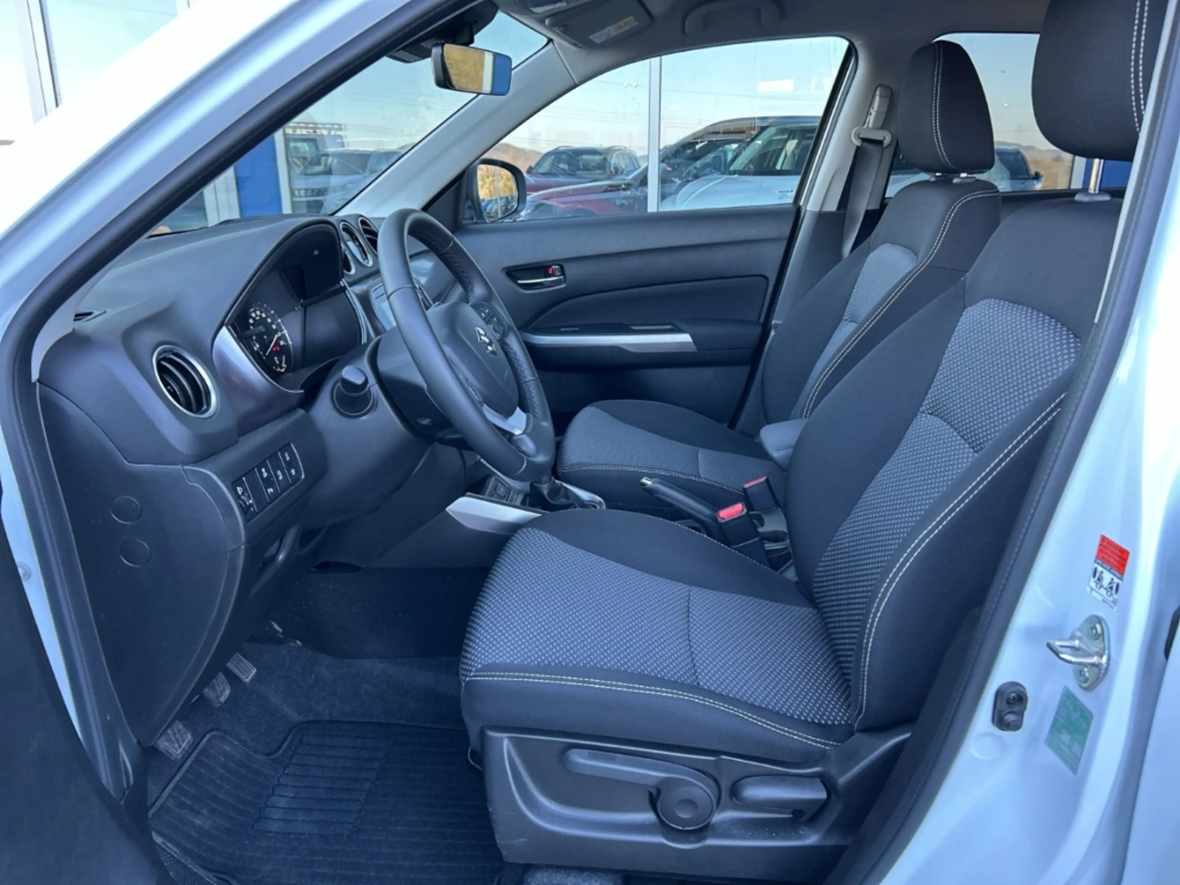 Suzuki Vitara 1.4GL+ Mild Hybrid 48V Allgrip LED Navi RFK LM 17 — photo 9