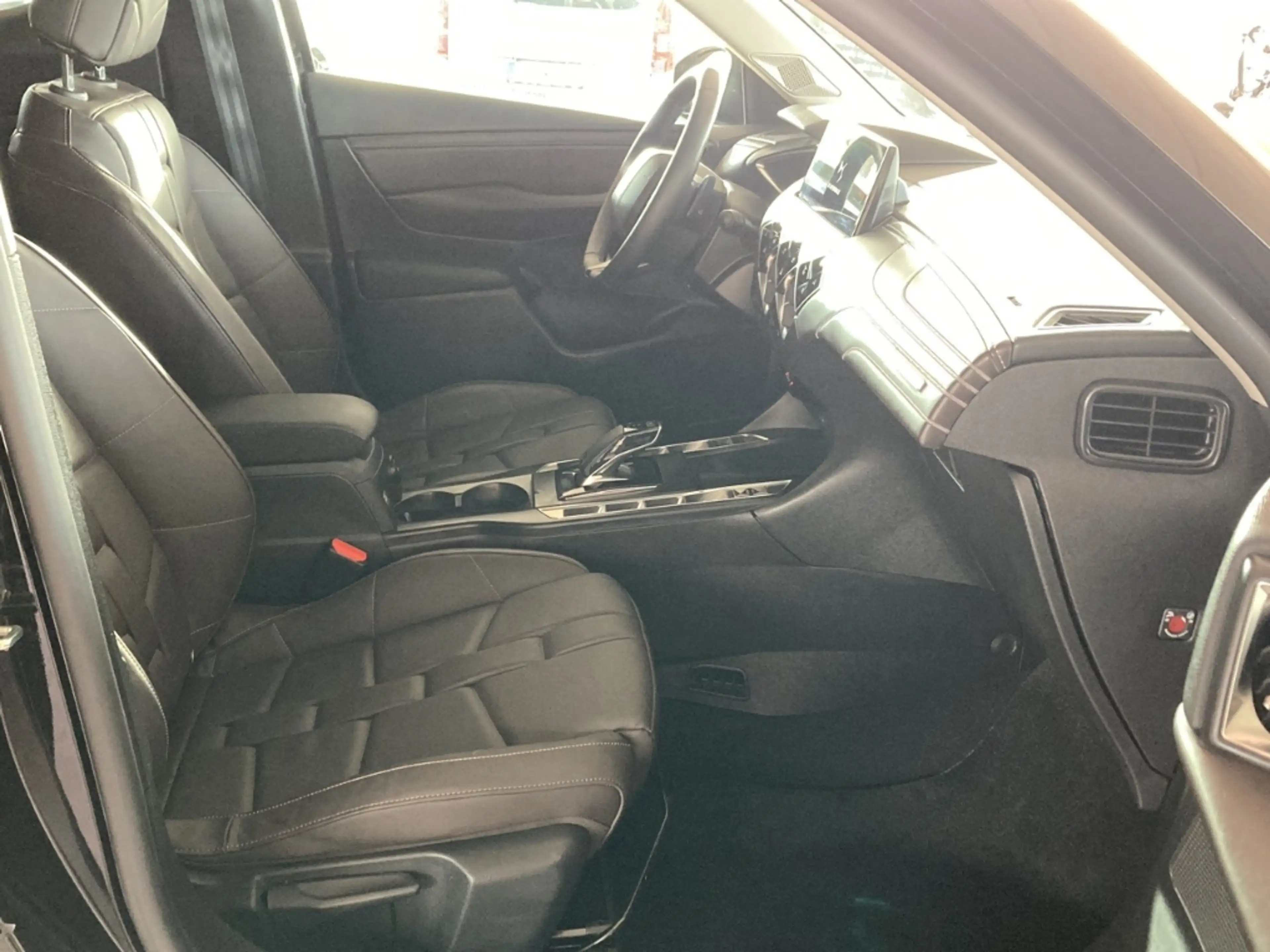 DS Automobiles DS 3 Mild-Hybrid Antoine de Saint Exupery Leder — photo 12