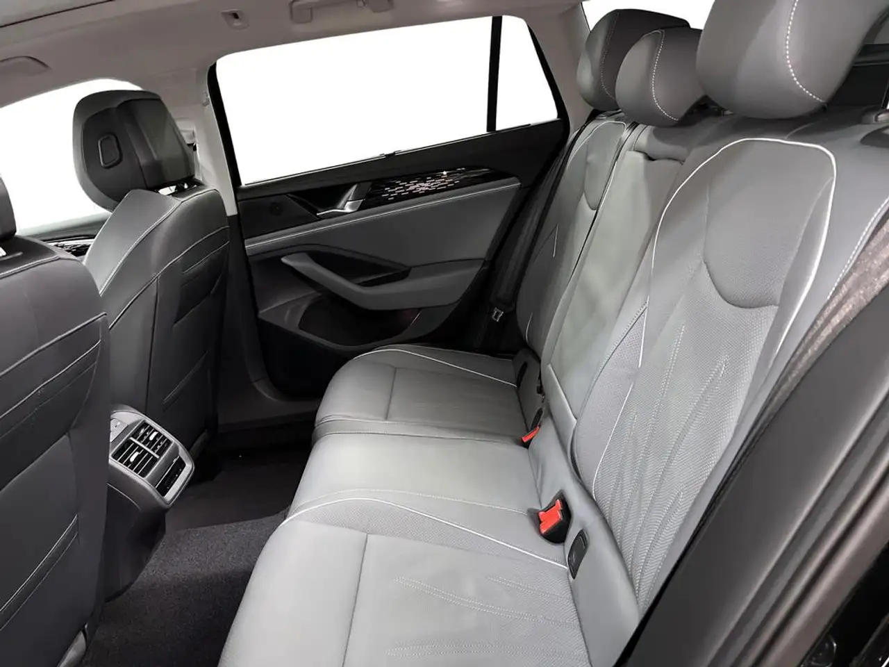 Volkswagen Passat Passat Elegance Buisness Premium 1.5 TSI mHEV ACT OPF 110 kW (150 ch) 7 vitesse DSG 19