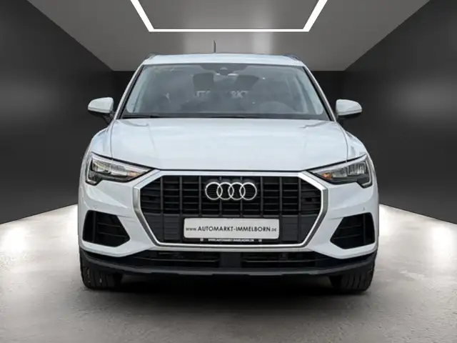 Audi Q3 view 10