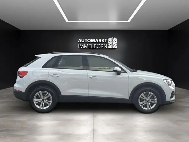 Audi Q3 view 8