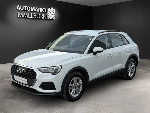 Audi Q3 view 3