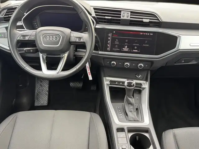 Audi Q3 view 15