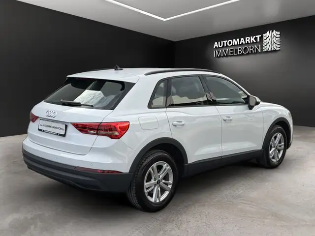Audi Q3 view 5
