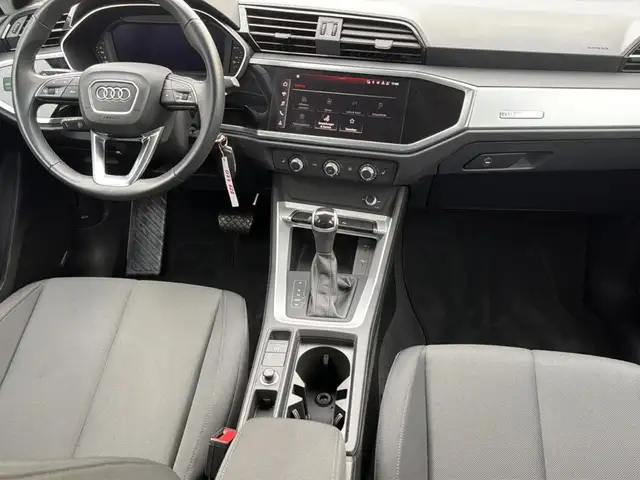Audi Q3 view 17