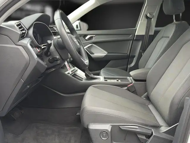 Audi Q3 view 14