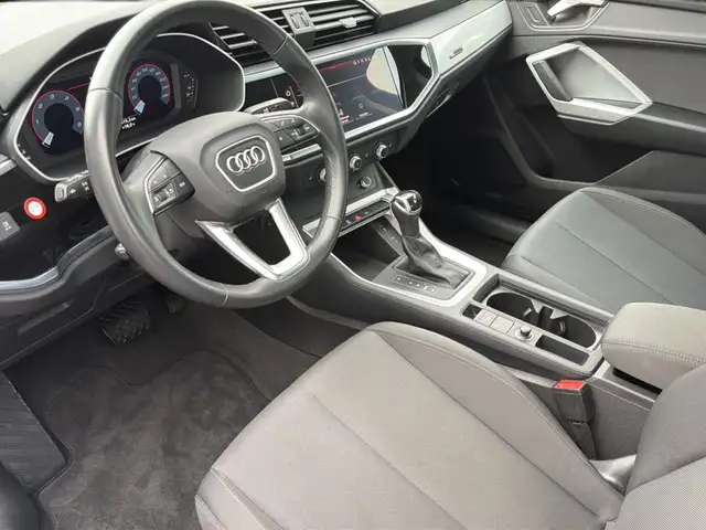 Audi Q3 view 18