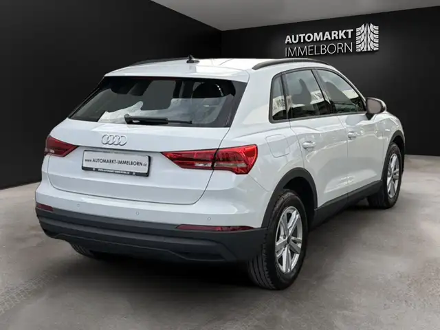 Audi Q3 view 9