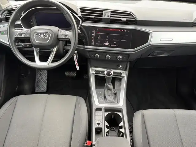 Audi Q3 view 16