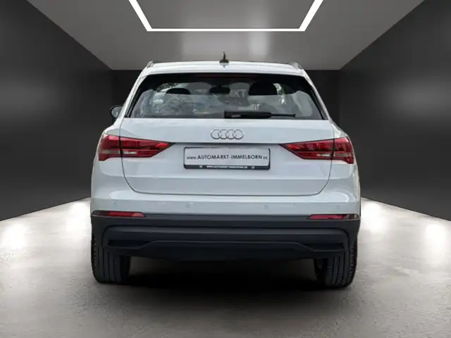 Audi Q3 view 11