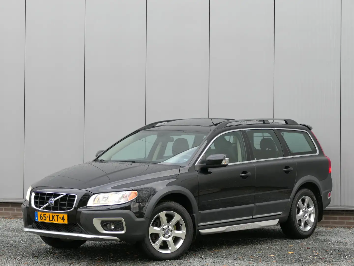 Volvo XC70 3.2 Summum Schuifdak / Xenon / Navi / Stoelkoeling Zwart - 1