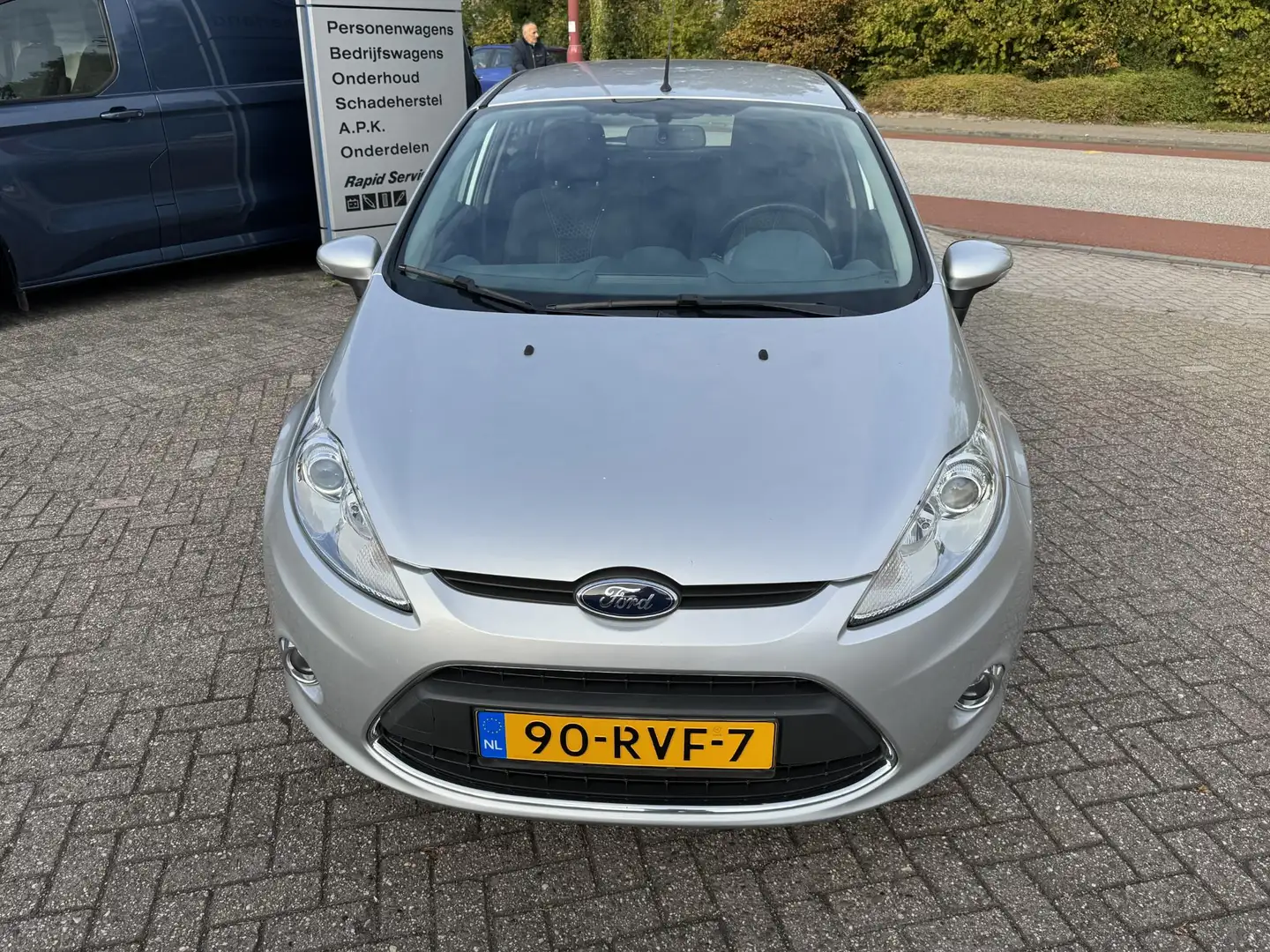 Ford Fiesta 1.25 Titanium 60pk 5 deurs | Airco | Metaal lak Grijs - 2