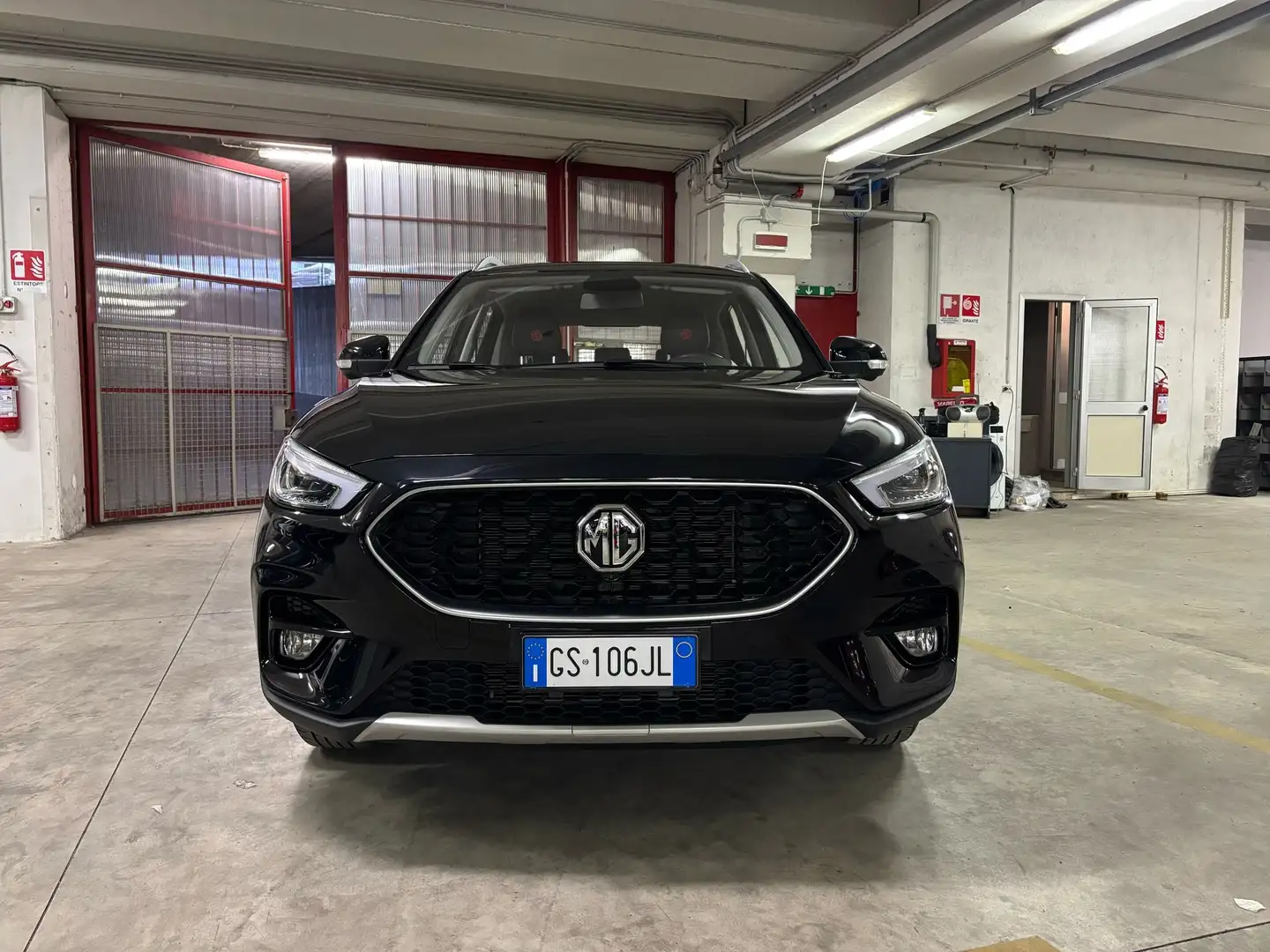 MG ZS 1.5L 5MT LUXURY - BLACK Noir - 2