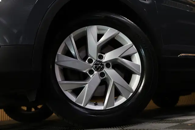 Volkswagen Tiguan view 3