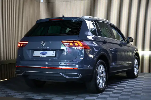 Volkswagen Tiguan view 4