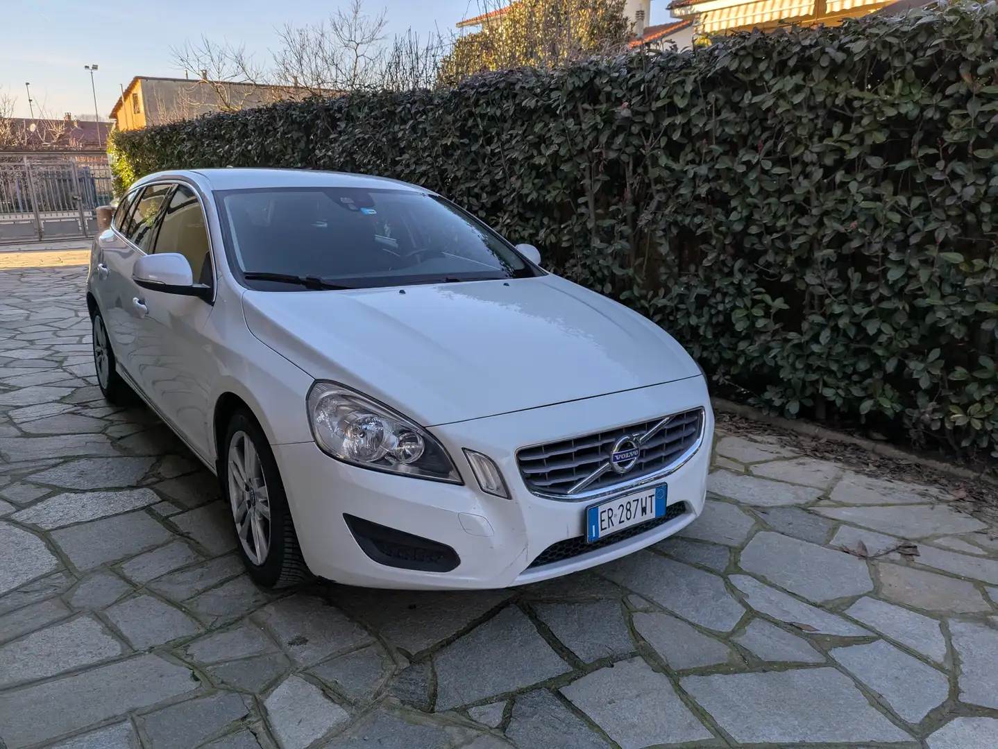 Volvo V60 V60 I 2010 2.0 d4 ved (d3) Momentum geartronic White - 1