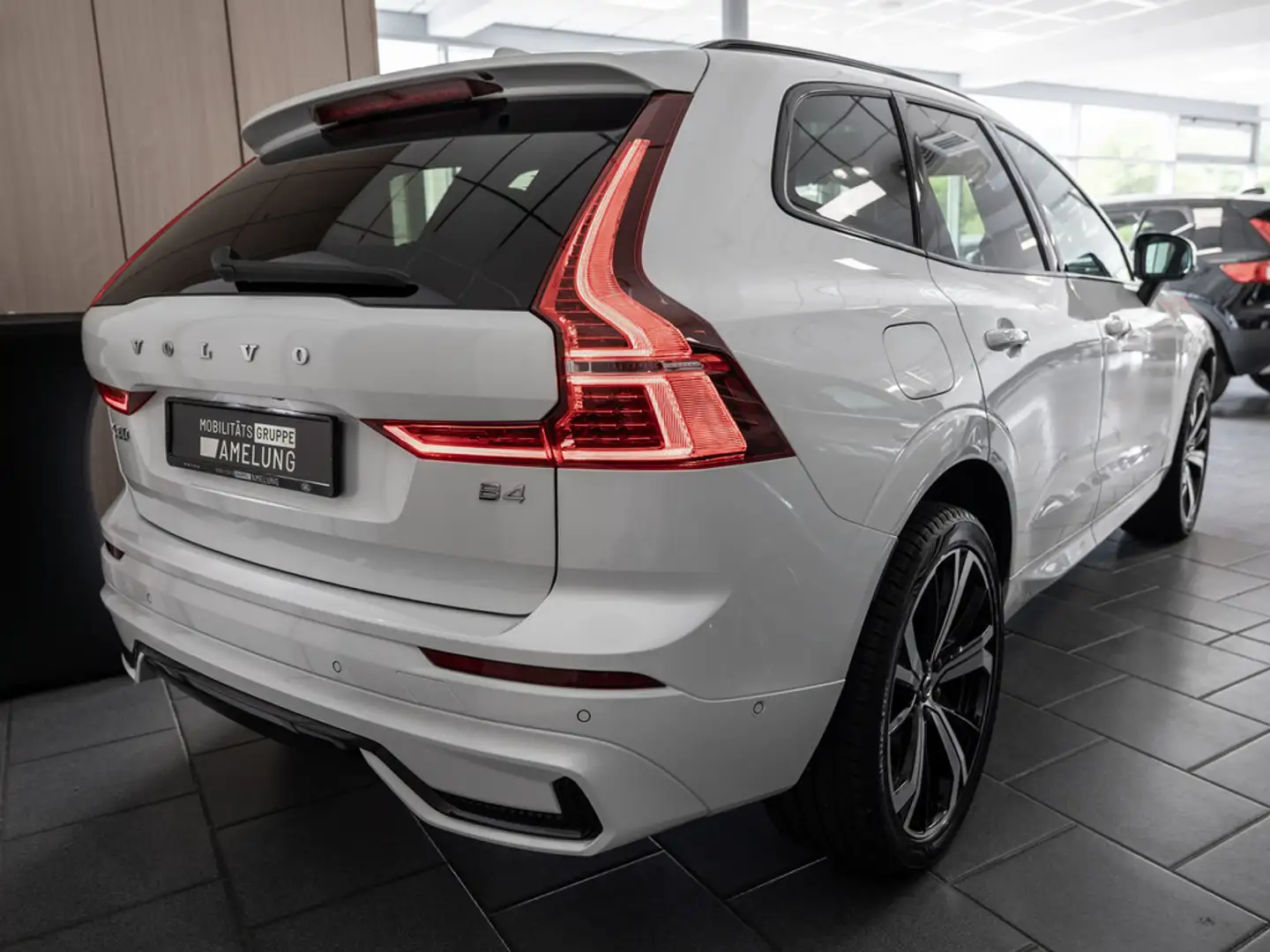 Volvo XC60 B4 Plus Dark 2WD STANDHZ LED PANO 360° Weiß - 2