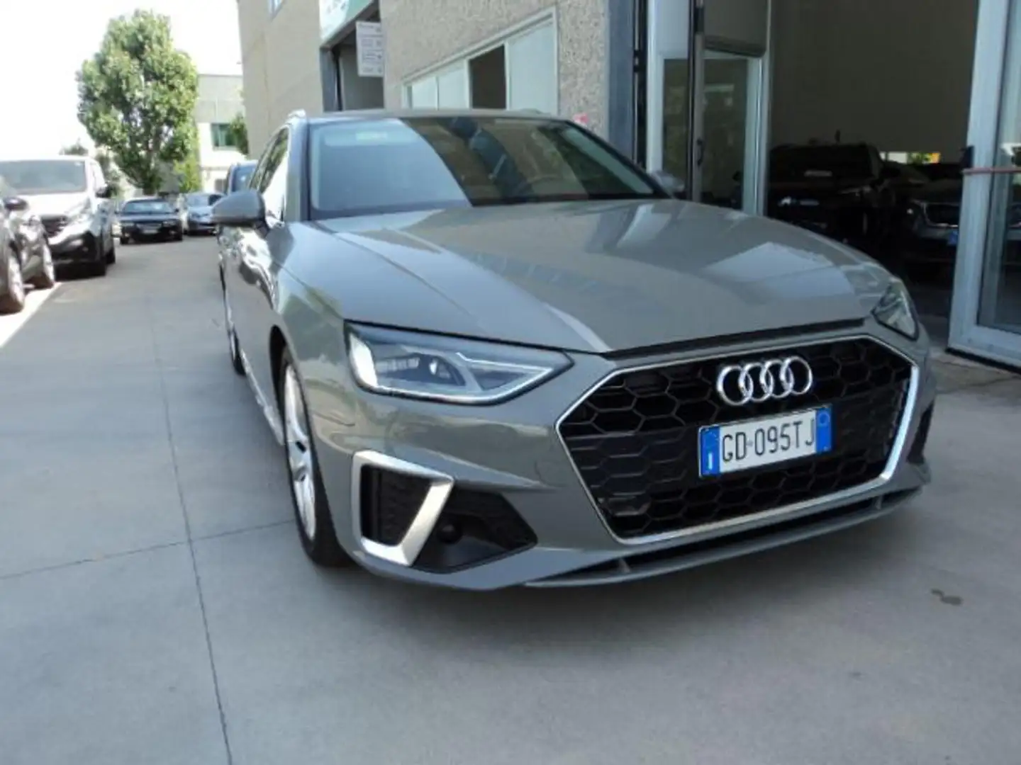 Audi A4 Avant 40 TDI S tronic S line edition Gris - 2